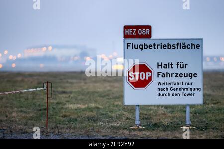 Sassonia, Schkeuditz, 02 febbraio 2021: Un cartello indica l'area operativa del volo all'aeroporto di Lipsia/Halle. L'aeroporto continua a diventare uno dei più importanti centri di trasporto aereo in Europa. Anche se il numero dei passeggeri è diminuito, soprattutto a causa della pandemia di Corona, la portata del carico è aumentata in modo significativo: Nel 2020, è aumentata del 11.7%, raggiungendo appena meno di 1.4 milioni di tonnellate. Solo a dicembre, il trasporto aereo è aumentato del 35%. Credit: dpa Picture Alliance/Alamy Live News Foto Stock