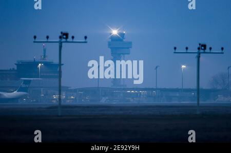 Sassonia, Schkeuditz, 02 febbraio 2021: Il terminal passeggeri dell'aeroporto di Lipsia/Halle è tranquillo al mattino. L'aeroporto continua a diventare uno dei più importanti centri di trasporto aereo in Europa. Anche se il numero dei passeggeri è diminuito, soprattutto a causa della pandemia di Corona, la portata del carico è aumentata in modo significativo: Nel 2020, è aumentata del 11.7%, raggiungendo appena meno di 1.4 milioni di tonnellate. Solo a dicembre, il trasporto aereo è aumentato del 35%. Grazie a una speciale certificazione, i prodotti farmaceutici sensibili possono essere trattati anche in aeroporto, il che potrebbe quindi svolgere un ruolo importante in t Foto Stock