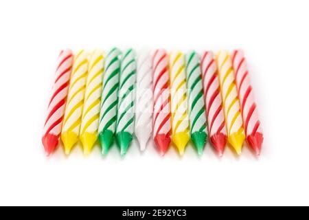 Colorate candele di compleanno isolate su sfondo bianco Foto Stock