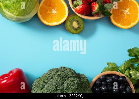 Alto contenuto di vitamina C su fondo blu Foto Stock