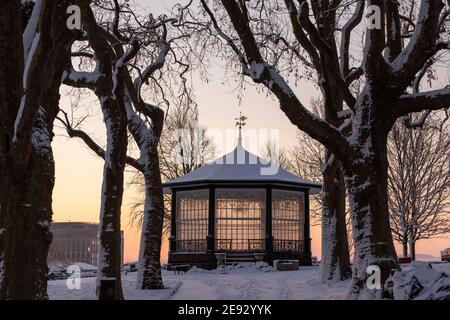 Nottingham Castle Grounds e Bandstand nella neve, Nottingham City Nottinghamshire Inghilterra Regno Unito Foto Stock
