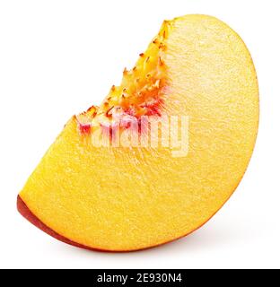 Fetta di frutta di pesca matura isolata su sfondo bianco. Fetta di pesca con tracciato di ritaglio. Profondità di campo completa. Foto Stock