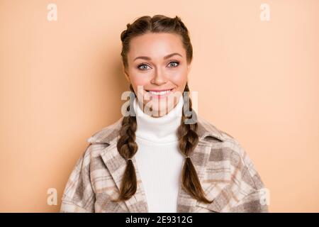 Ritratto di soddisfatto splendida giovane persona come sorriso guardare fotocamera isolato su sfondo di colore beige Foto Stock