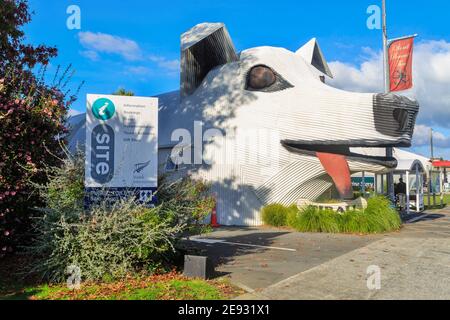 Il 'Big Dog Information Center' a Tirau, Nuova Zelanda. L'edificio informazioni per i visitatori della città si trova all'interno di questa scultura in ferro corrugato Foto Stock