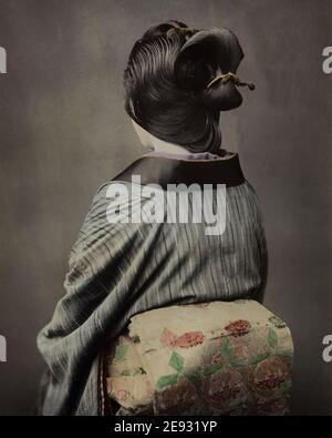 Foto della fine del XIX secolo - Geisha Vista posteriore, che mostra il sash di obi , Giappone Foto Stock