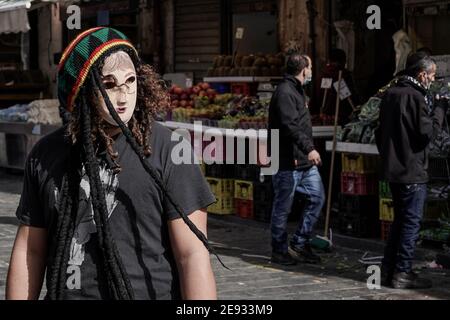 Gerusalemme, Israele. 2 Feb 2021. Un giovane indossa una maschera Coronavirus alternativa al mercato Shuk Mahane Yehuda di Gerusalemme. Credit: NIR Alon/Alamy Live News Foto Stock