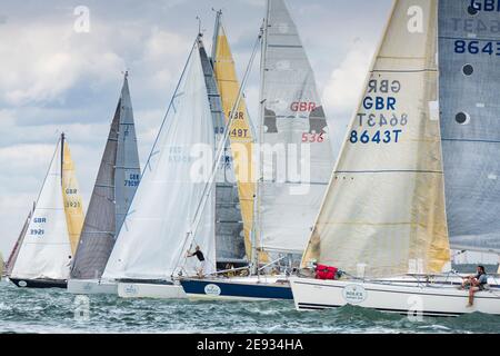 La flotta all'inizio del 90° anniversario Rolex Fastnet Race on the Solent. Foto data domenica 16 agosto, 2015. Foto di Christopher ison. Foto Stock