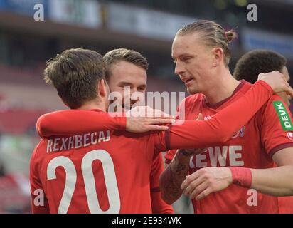 Giubilazione K um goalschuetze Elvis REXHBECAJ (K/Nr 20), da sinistra a destra Elvis REXHBECAJ (K), Jannes HORN (K), Marius WOLF (K) Calcio 1. Bundesliga, 19° giorno, FC Colonia (K) - Arminia Bielefeld (BI), il 31 gennaio 2021 a Koeln/Germania. ¬ | utilizzo in tutto il mondo Foto Stock