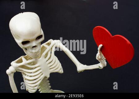 scheletro artificiale del corpo con cuore per il concetto di amore Foto Stock