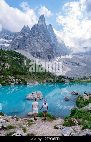 Lago Sorapis Lago di Sorapis nelle Dolomiti, meta turistica molto apprezzata in Italia. Lago verde blu nelle Dolomiti italiane. Escursione in coppia nelle Dolomiti Foto Stock
