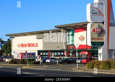 Un supermercato del nuovo mondo a Gate Pa, Tauranga, Nuova Zelanda. New World è una catena di supermartet di proprietà della Nuova Zelanda Foto Stock