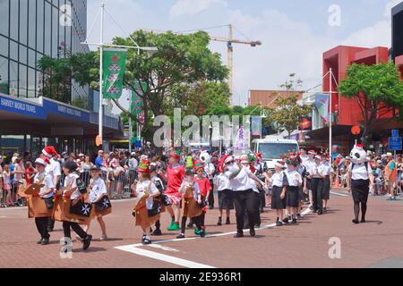 Volontari in uniforme per St. John NZ, un fornitore di assistenza sanitaria, che marciò in una parata di Natale a Tauranga, Nuova Zelanda Foto Stock