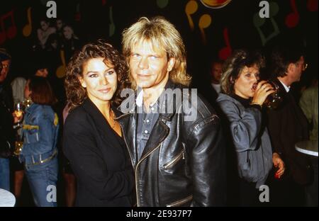 Malthias Reim, deutscher Rock-, Pop- und Schlagersänger, bei einem Auftritt mit Freundin Mago, Deutschland um 1993. Foto Stock