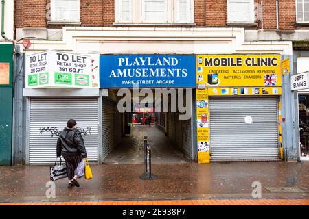 Walsall, West Midlands, Regno Unito. 2 Feb 2021. La gente locale nel centro della città in Walsall - codice postale WS2 - che ha visto la variante sudafricana di Covid 19 andare circa il loro commercio quotidiano. In quest'area verranno implementati test in loco e unità di test mobili. Credit: Peter Lopeman/Alamy Live News Foto Stock