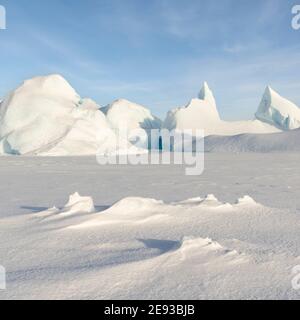 Iceberg congelato nel ghiaccio marino della Baia di Melville, parte della Baia di Baffin, vicino a Kullorsuaq, nell'estremo nord della Groenlandia occidentale. Foto Stock