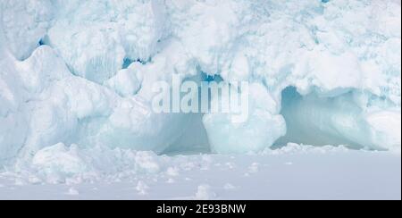 Iceberg congelato nel ghiaccio marino della Baia di Melville, parte della Baia di Baffin, vicino a Kullorsuaq, nell'estremo nord della Groenlandia occidentale. Foto Stock