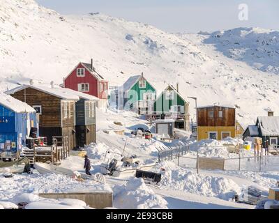 Il tradizionale e remoto villaggio verde inuit Kullorsuaq situato presso la Baia di Melville, parte della Baia di Baffin, nell'estremo nord di Greenla Ovest Foto Stock