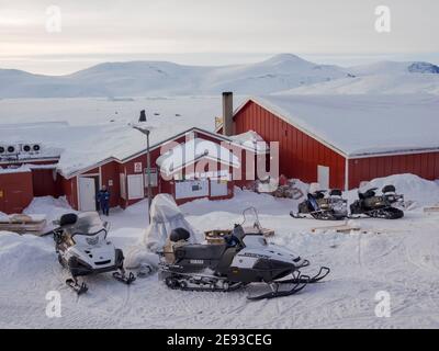 Motoslitte di fronte all'unico negozio. Il tradizionale e remoto villaggio verde inuit Kullorsuaq situato presso la Baia di Melville, parte del Baff Foto Stock
