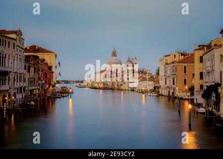 Canali di Venezia Italia durante l'estate in Europa, architettura e monumenti di Venezia. Italia Europa. Canal Grande e Basilica di Santa Maria della Salute, Venezia, Italia Foto Stock