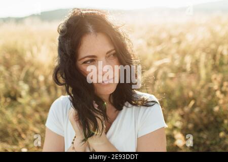 Ritratto di una donna in preghiera con perline in preghiera campo Foto Stock
