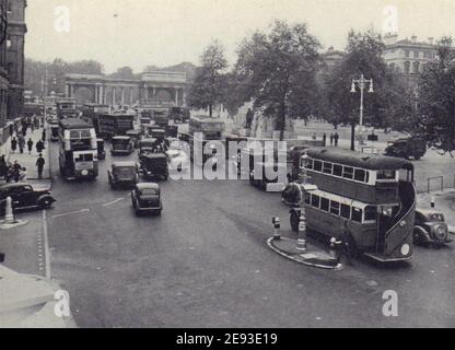 Traffico ad Hyde Park Corner. Grosvenor Place. PICCOLA stampa vintage di 1946 anni Foto Stock