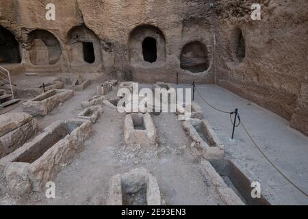 L'antica città scavata nella roccia di Dara, Turchia, presenta abitazioni rupestri, tombe e rovine degli imperi bizantini e sasanidi vicino al confine tra Turchia e Sirena Foto Stock