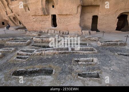 L'antica città scavata nella roccia di Dara, Turchia, presenta abitazioni rupestri, tombe e rovine degli imperi bizantini e sasanidi vicino al confine tra Turchia e Sirena Foto Stock