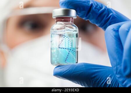 UK Lab Scientist Biotecnologo contenente fiala di vetro con DNA filamento, molecola di due catene polinucleotidiche che formano una doppia elica che porta Corona