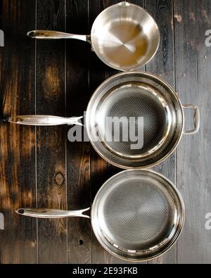 Tre padelle di fila in un ristorante Foto Stock