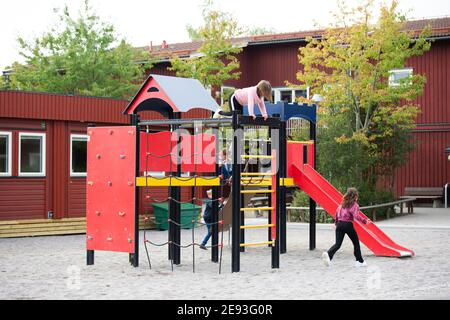 Bambini che giocano su parco giochi Foto Stock