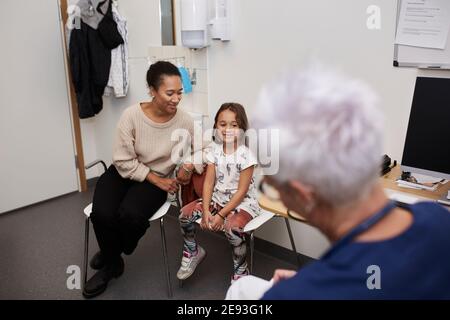Madre e figlia nell'ufficio dei medici Foto Stock