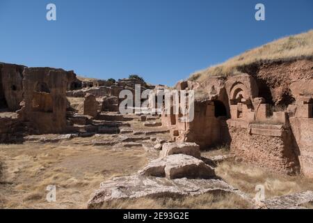 L'antica città scavata nella roccia di Dara, Turchia, presenta abitazioni rupestri, tombe e rovine degli imperi bizantini e sasanidi vicino al confine tra Turchia e Sirena Foto Stock