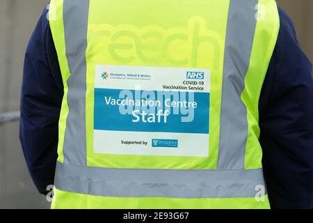 Ludlow, Shropshire, UK - Martedì 2 febbraio 2021 - UN membro dello staff del nuovo centro di vaccinazione Covid 19 ha aperto oggi all'ippodromo di Ludlow per fornire copertura alla zona di Shropshire, Telford e Wrekin. . Photo Steven May / Alamy Live News Foto Stock