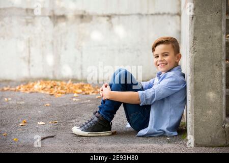 Ragazzo sorridente guardando la fotocamera Foto Stock