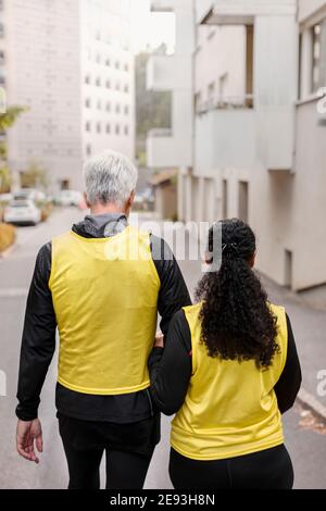 Donna non vedente che cammina con guida Foto Stock