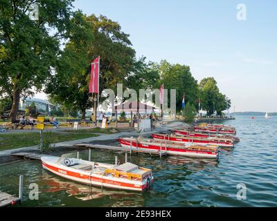 Porto e lungolago a Prien. Lago di Chiemsee nel Chiemgau. Ai piedi delle Alpi Bavaresi in alta Baviera, Germania Foto Stock