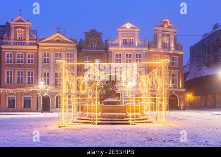 Vista panoramica con le case dei mercanti e la fontana decorata in Piazza del mercato Vecchio nella Città Vecchia nella notte di Natale, Poznan, Polonia Foto Stock