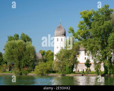 Monastero Frauenwoerth sull'isola Fraueninsel. Lago di Chiemsee nel Chiemgau. Ai piedi delle Alpi Bavaresi in alta Baviera, Germania Foto Stock