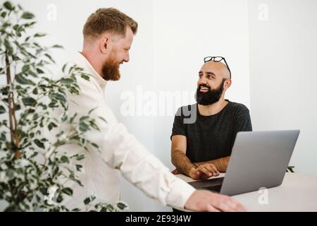 Gli uomini che parlano in ufficio Foto Stock