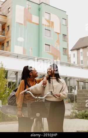 Felici le amiche che si guardano l'un l'altro Foto Stock