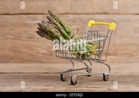 Asparagi verdi freschi nel cestino della spesa, prodotti alimentari di verdure primaverili e concetto di mercato alimentare Foto Stock