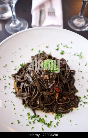 Pasta fatta in casa, Tagliatelle al Nero di Seppia inchiostro seppia) Foto Stock