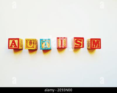 Colpo isolato di cubetti di legno con diverse lettere colorate Foto Stock