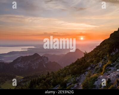 Vista verso il lago Chiemsee e le colline pedemontane delle Alpi vicino Rosenheim e Prien. Europa, Germania, Baviera Foto Stock