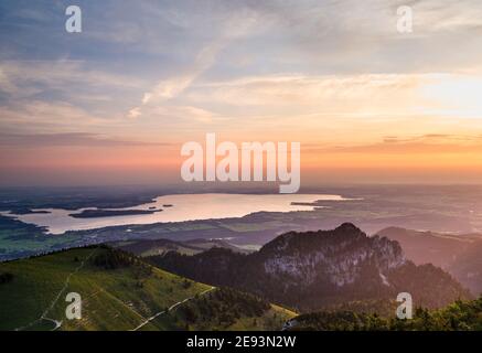 Vista verso il lago Chiemsee e le colline pedemontane delle Alpi vicino Rosenheim e Prien. Europa, Germania, Baviera Foto Stock