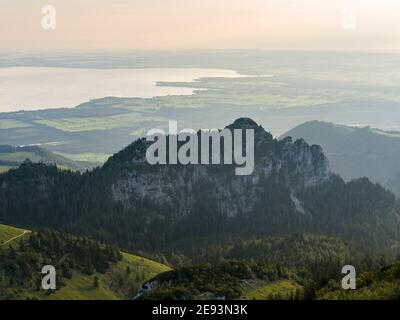 Vista verso il lago Chiemsee e le colline pedemontane delle Alpi vicino Rosenheim e Prien. Europa, Germania, Baviera Foto Stock