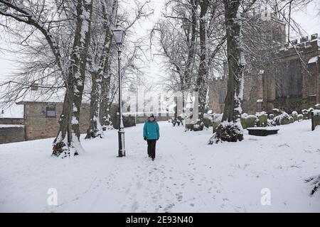 Barnard Castle, Teesdale, County Durham, Regno Unito. 2 febbraio 2021. Regno Unito Meteo. Con un avvertimento giallo MET Office in vigore per alcune aree del Regno Unito, la neve pesante sta colpendo la città di mercato di Barnard Castle. Credit: David Forster/Alamy Live News Foto Stock