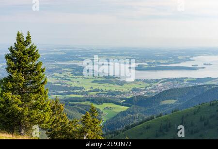 Vista verso il lago Chiemsee e le colline pedemontane delle Alpi vicino Rosenheim e Prien. Europa, Germania, Baviera Foto Stock