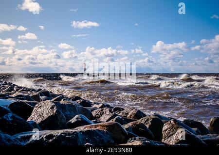 Tempo difficile oltre al molo e un faro Foto Stock