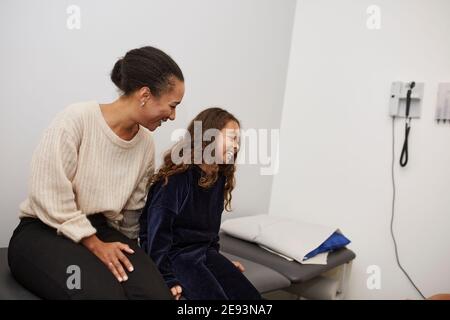 Felice madre e figlia nel centro di salute Foto Stock